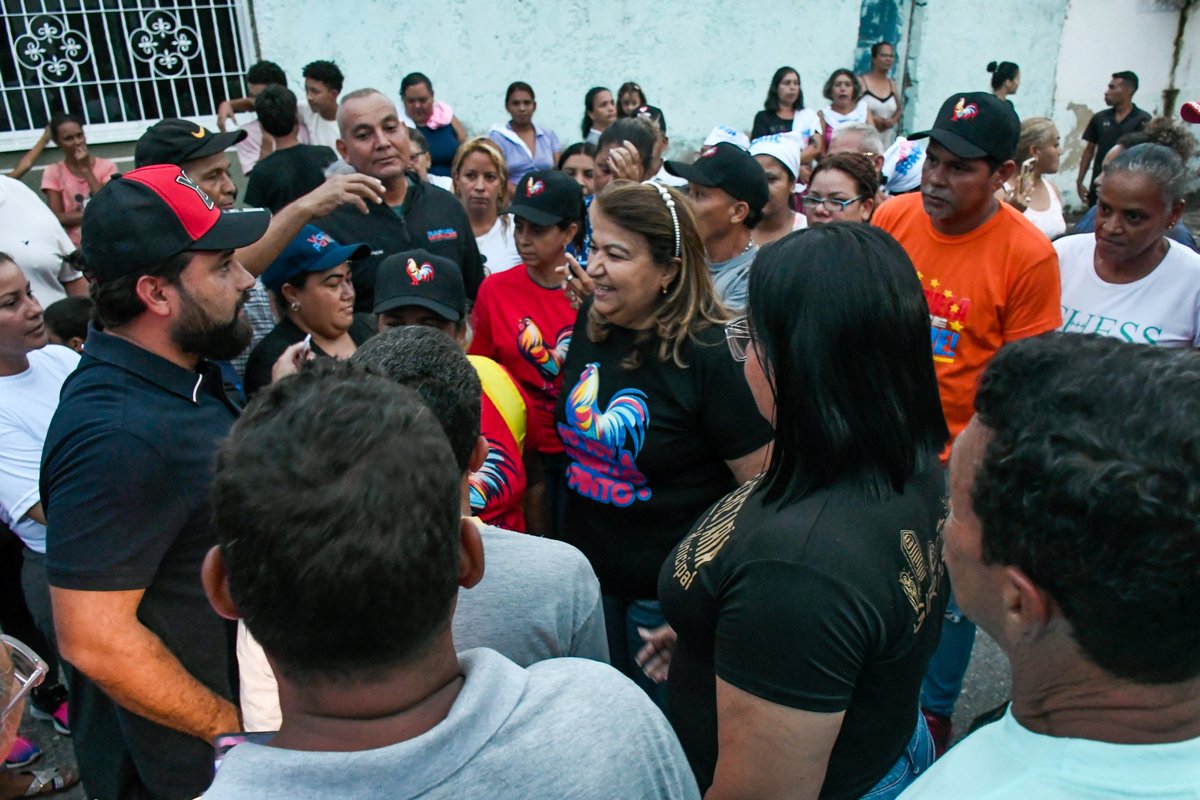 _LaAvanzadora's tweet photo. El 1x10 del Buen Gobierno entregó una ambulancia completamente operativa y equipada al ambulatorio y comunidad de Brisas del Lago, municipio #Girardot, estado #Aragua.

@NicolasMaduro https://t.co/dlouQxesmE
