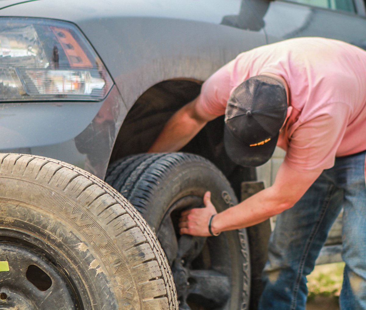 Day 1 of the #JGL #croptour took us through S-SK scouting fields, checking feedlots, and fixing flats. 

Silage wrapping up, #lentil pods filling out, #mustard flowers falling, #canola podding, cattle moving — this heat is turning things fast!

Stay tuned for more updates!