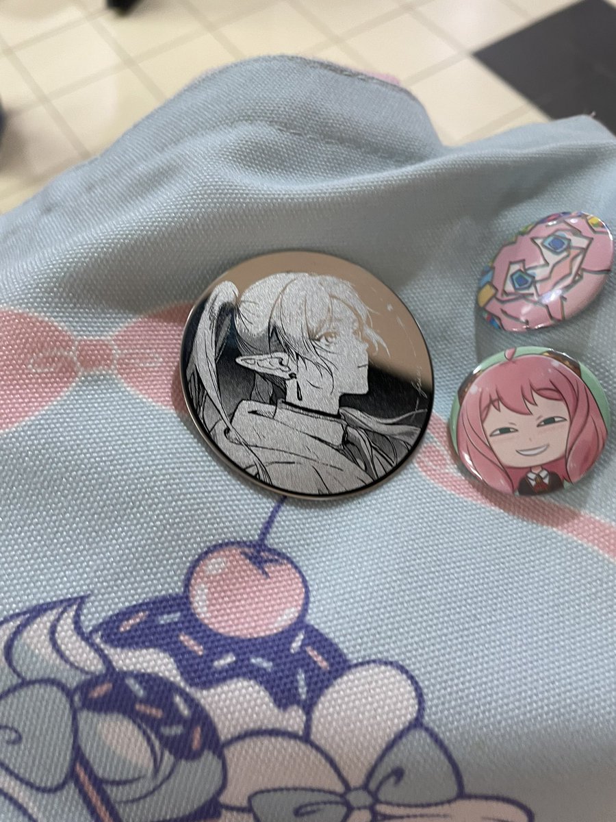 I got matching frieren and himmel (metal/mirror) pins at smash and one of them fell onto the train tracks 😭. If anyone knows the artist’s @ pls let me know!!! #smashcon