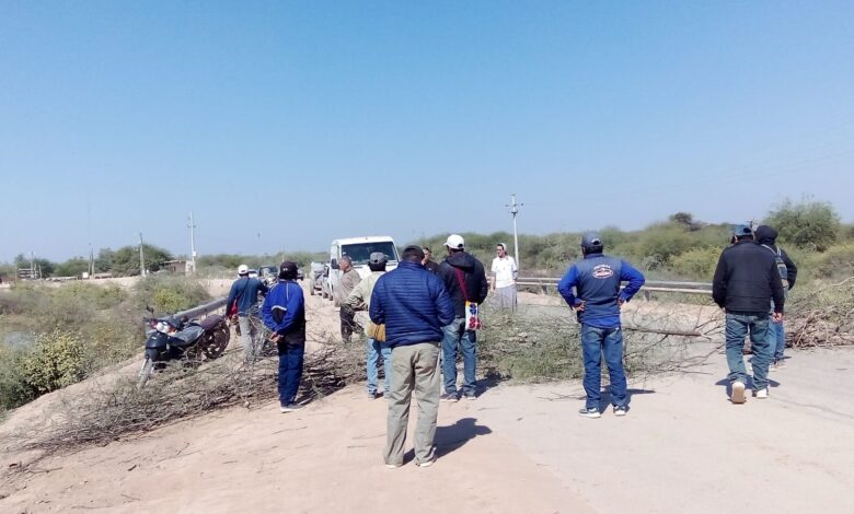 davidcorreatv's tweet photo. Argentina es un país tan grande que es posible que no te hayas enterado que 20 referentes de comunidades originarias de Salta cortaron la RN 34, en Santa Victoria Este, para pedir que Gendarmería les comparta granos (maíz y soja) que decomisó. Hambre y pobreza. https://t.co/r1ZMaZzAQn