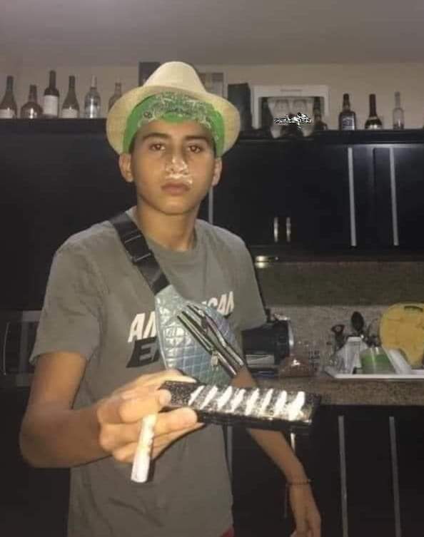 Mi mamá: ofrécele coca a la visita.
Yo: