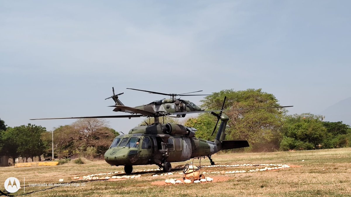Ejercito_Davaa's tweet photo. En el Batallón de Movilidad y Maniobra de Aviación N.° 1, las tripulaciones están siempre listas para el cumplimiento del deber constitucional, movilizando y abasteciendo las tropas de la @Ejercito_Div1.

#PorNuestrosSoldados https://t.co/yj1154iTRl