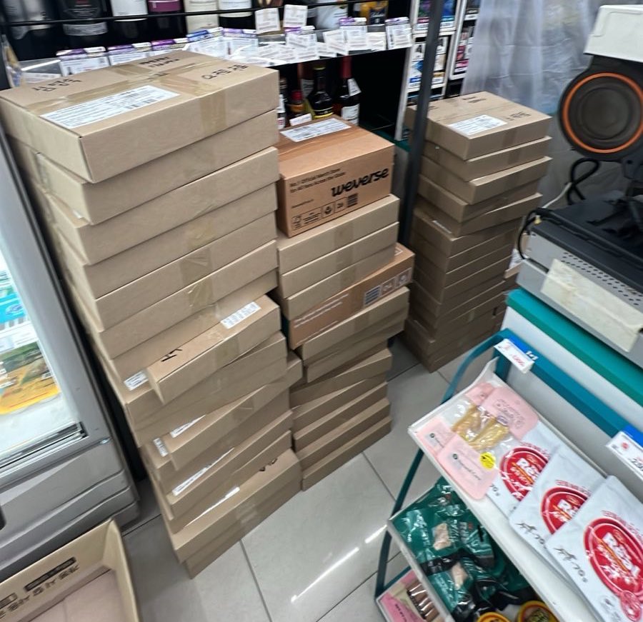 s881004h's tweet image. 안녕하세요 포토북에 대한 공지드립니다.
지금 포토북 대부분 주문은 출고 완료되었으나 일부 대량 구매 주문(GO)은 폭우로 인해 배송 대기 중입니다. 송장번호를 필요하실 분은 디엠으로 연락 부탁드립니다.
감사합니다.
