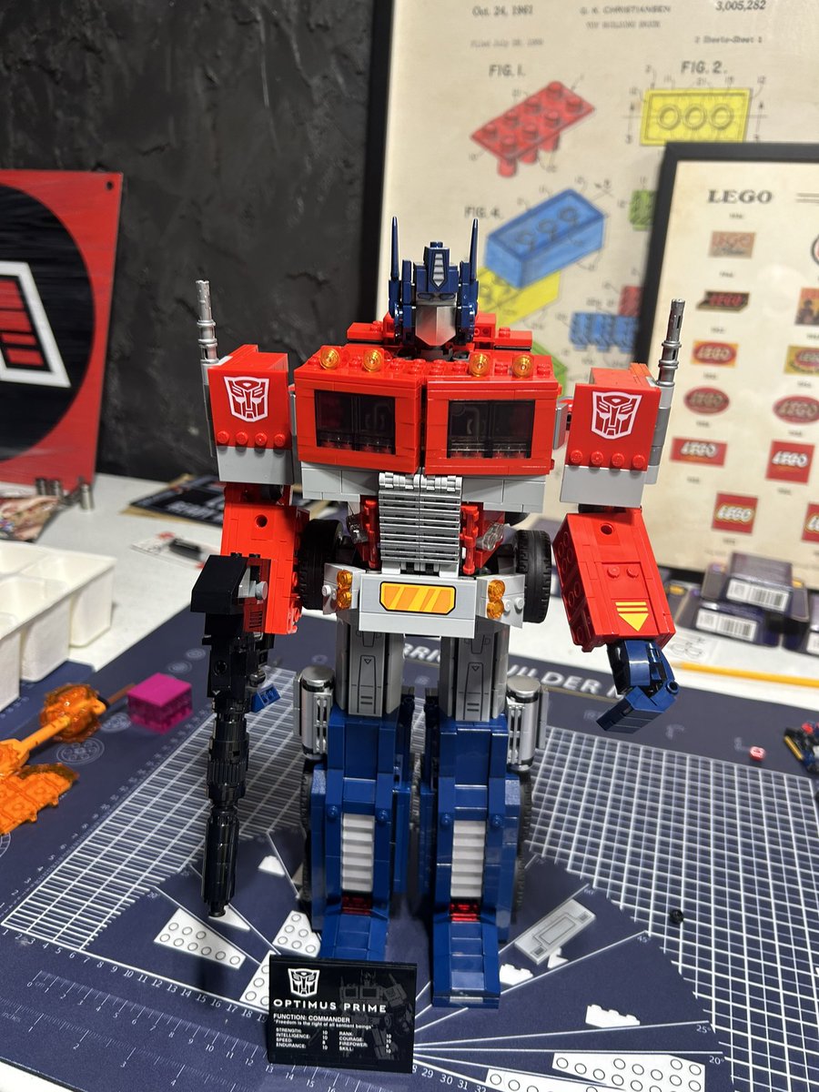 MrPrattsClass's tweet image. I had a ton of G1 Transformers as a kid, but I never had Optimus. . . until NOW!!
This was such a fun build. It includes the Matrix, and energon cube, Optimus’ blaster, and his energon axe from the TV show. #optimusprime #g1transformers #legooptimusprime #lego #afol