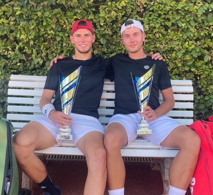 Not_Esportivas's tweet photo. ITF TENNIS!
Parabéns aos tenistas campeões do @worldtennis de M15 de Uslar na Alemanha. 
Simples: Justin Engel (🇩🇪)/🏆 (2)
Duplas: Andre Steinbach (🇩🇪)/ Aaron Williams (🇩🇪)
#ITFTennis #tennis #BikeleasingOpen #Uslar #uslarertennisclub #JustinEngel #AndreSteinbach #AaronWilliams https://t.co/gGu4lBL7C8