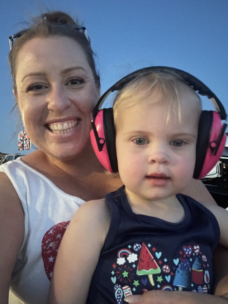 MrsFarley's tweet photo. ⁦@NISDHoffmann⁩ #hawksonholiday blue sky selfie@with a special guest https://t.co/vtfZSnyGTj