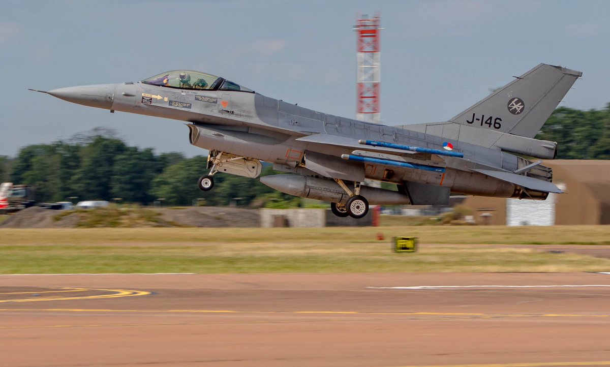 Daz72pix's tweet photo. Geoffrey certainly got around at this years RIAT @Giraffesontour @airtattoo https://t.co/f2PRbzda6Q