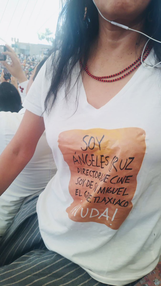 AhoraMx_'s tweet photo. “Soy #ÁngelesCruz directora de cine, soy de San Miguel El Grande, Tlaxiaco, Oaxaca ¡Ayuda!”

La también actriz fue a #LaGuelaguetza a pedir apoyo @salomonj 

“Han regresado a quemar casas y a matar a comuneros”, denunció

https://t.co/hoKdK1GwmN

#ALasDiez x @julioastillero https://t.co/3pudEWnlzw