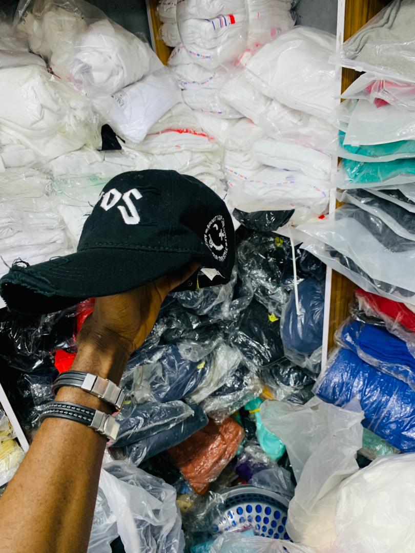 Ovey001's tweet image. Top off your style with AYOS #AboutYourOwnStyle where comfort meets cool! 🧢✨ #NewCap #FashionForward