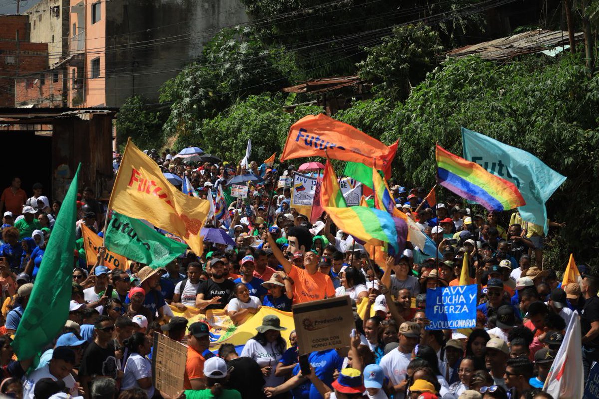 JulioGarciaZ's tweet photo. Y así nos encontramos a Petare hace unos minutos 🧡🐓🗳️ @movfuturoven https://t.co/qYNgLmVmBY