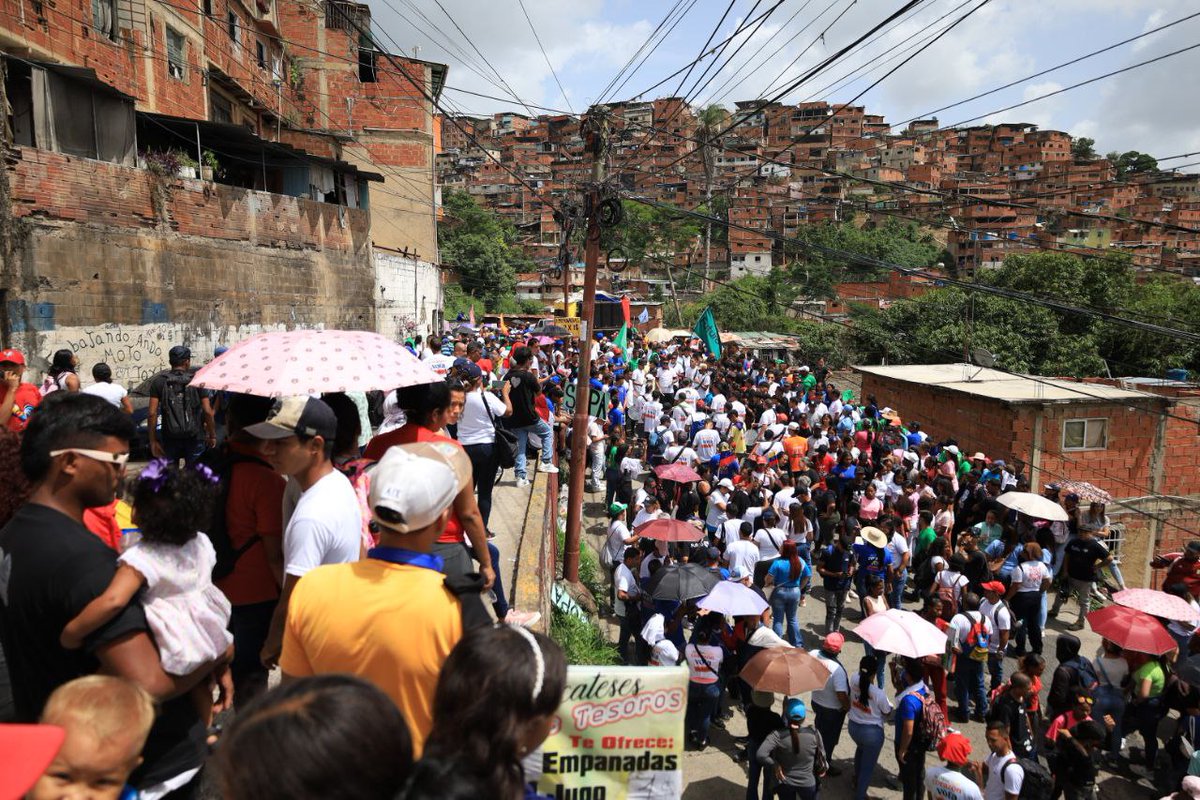JulioGarciaZ's tweet photo. Y así nos encontramos a Petare hace unos minutos 🧡🐓🗳️ @movfuturoven https://t.co/qYNgLmVmBY