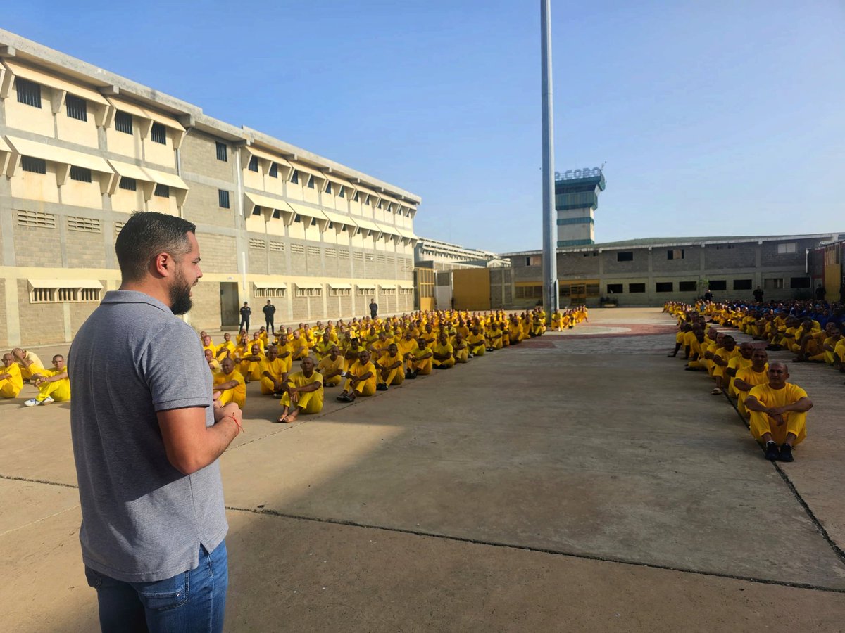 JulioGarciaZ's tweet photo. Esta mañana estuvimos en la Ciudad Penitenciaria de Coro, en Falcón, en un lunes cívico, una iniciativa que forma parte del proceso de humanización de los centros penitenciarios del país @mppsp_vzla https://t.co/Rhz0MqDupi