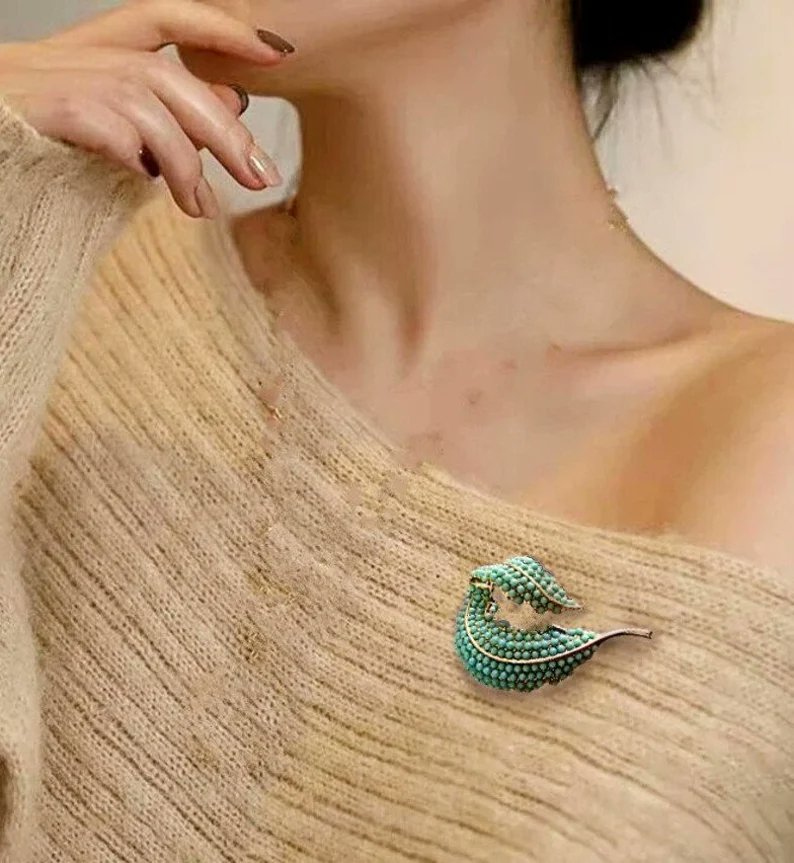 renaissancefai's tweet photo. https://t.co/Etx0BlTBLM
#brooch #vintage #BSK #designer #signed #turquoise #beads #floal #curledLeaf #leaf #goldtone #madeinUSA #giftforher #pave #turquoisemilkglass #abstract https://t.co/YkedEtqGnQ