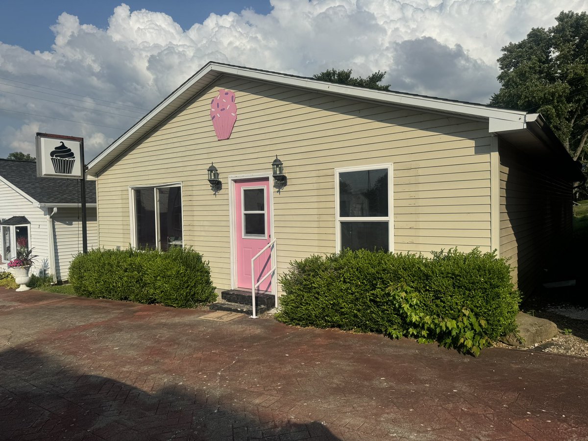 Half_A_Pond's tweet photo. Guess who just agreed to share rent on a local retail/kitchen space with a friend opening a bakery 👀

#KentuckyRebelExpansion https://t.co/IMr4BwYU5y