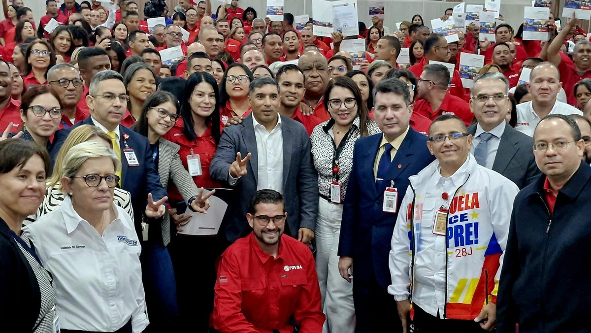 MHidrocarburos's tweet photo. 🇻🇪 El ministro @TellecheaRuiz, acompañado de las autoridades del Ministerio de Petróleo y la Junta Directiva de PDVSA, entregó beneficios de crédito para adquisición de vivienda a trabajadores y trabajadoras de la industria, en el Complejo MinPetróleo - PDVSA, en La Campiña. https://t.co/9CjMkc5mjS