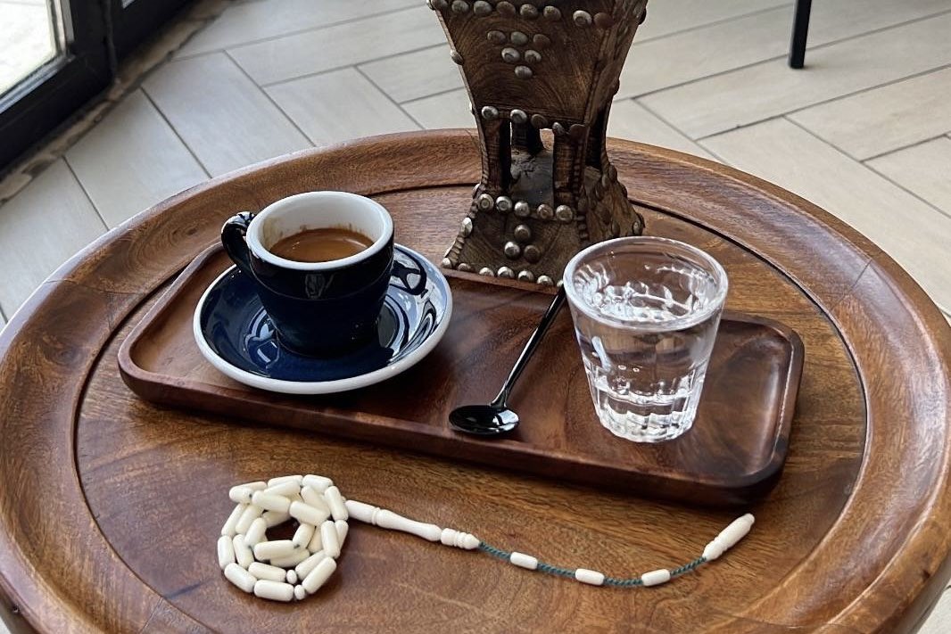 حنيف لو انّه لحق الاسبريسو 
كفّاه عن ذيك الفناجيل واحد .