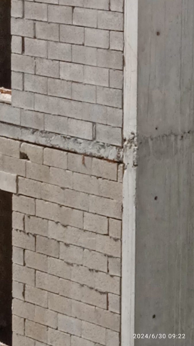 İntihar girişiminde bulunan iki işçi vinçten hala indirilmedi. İşçilerin avukatı kiriş, kolonlarda sorun olan yapıya itiraz ettikleri için işçilerin işten çıkarıldığını söyledi.. Bu fotolar da Samandag TOKİ'ler.  
Fotolar: <a href="/sovtnagazetesi/">Sovtna Gazetesi</a>
#Hatay 
#samandag