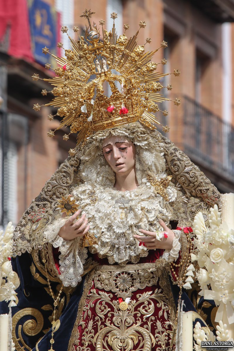 manuelamodeo10_'s tweet photo. La excelencia en la vestimenta de una imagen mariana debe de ser no una opción, si no una obligación el buscarla. Aquí dejo un ejemplo de algunas hermandades que llevo un tiempo siguiendo y que a mí parecer, hacen una labor destacable. https://t.co/RGtrpao727
