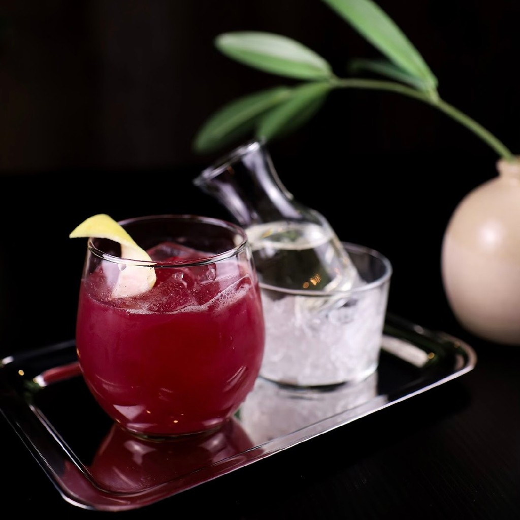 Beat the heat with a refreshing cocktail or mocktail at Wood + Paddle! 😎🍹 #woodandpaddlemn