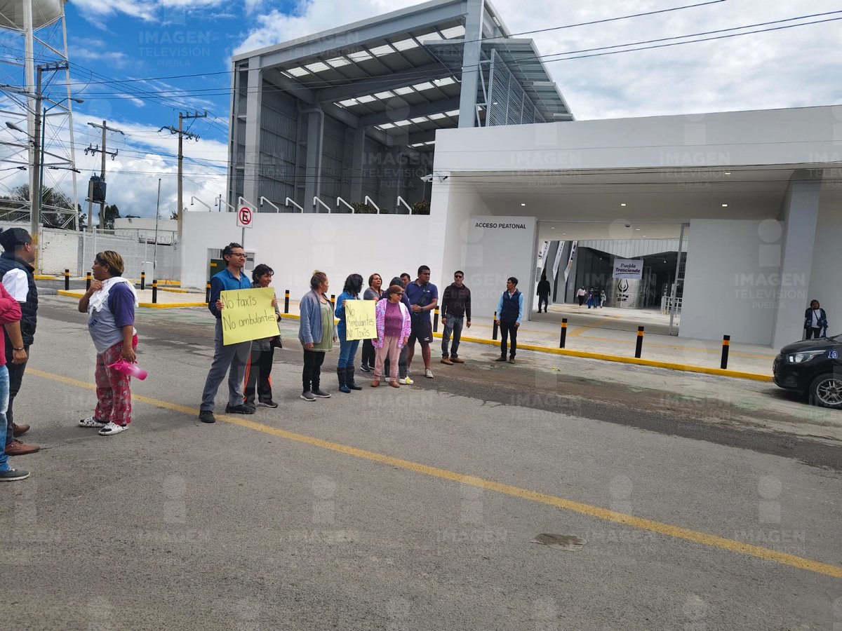 elincorrectosoy's tweet photo. #AHORA || 🗣️ Piden vecinos de #AguaSanta que los espacios públicos en la periferia de la recién inaugurada #CAPUsur 🚍🎟️ no sean invadidos por taxistas 🚕 ni comerciantes informales.
📸 @JCarlos_Valerio https://t.co/ky9pvgP8eE
