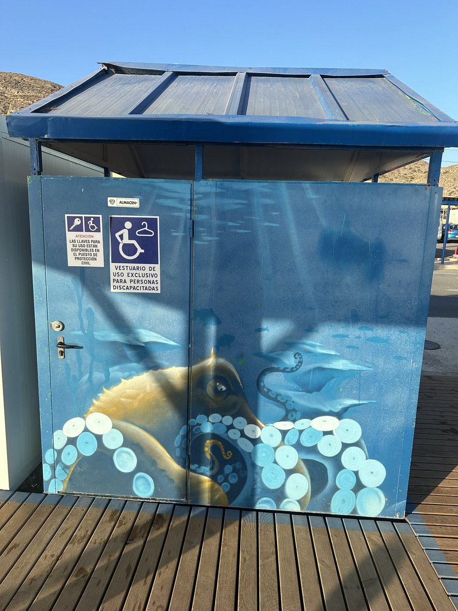 JRunningteam's tweet image. Este año han puesto un cambiador específico para personas con discapacidad en la playa donde Julia se baña, el Cuartel, en La Azohía. No habíamos hecho uso de él en los días que llevamos aquí. Pero hoy, consecuencia de la visita de unos amigos hemos cambiado ligeramente nuestra