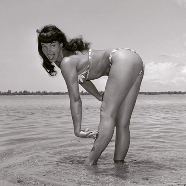 Xabi196420's tweet photo. ๐ Midday stretch with the vintage fitness queen! ๐ช๐ผ๐
~Crop of photo by Bunny Yeager via @grapefruitmoongallery~
#pinup #fitness #bettiepage #stretchbreak #flexibility #forwardfold #pinupgirl #bunnyyeager #1950s #retrostyle #bettiepagefitness https://t.co/E7ZjxPrQSJ