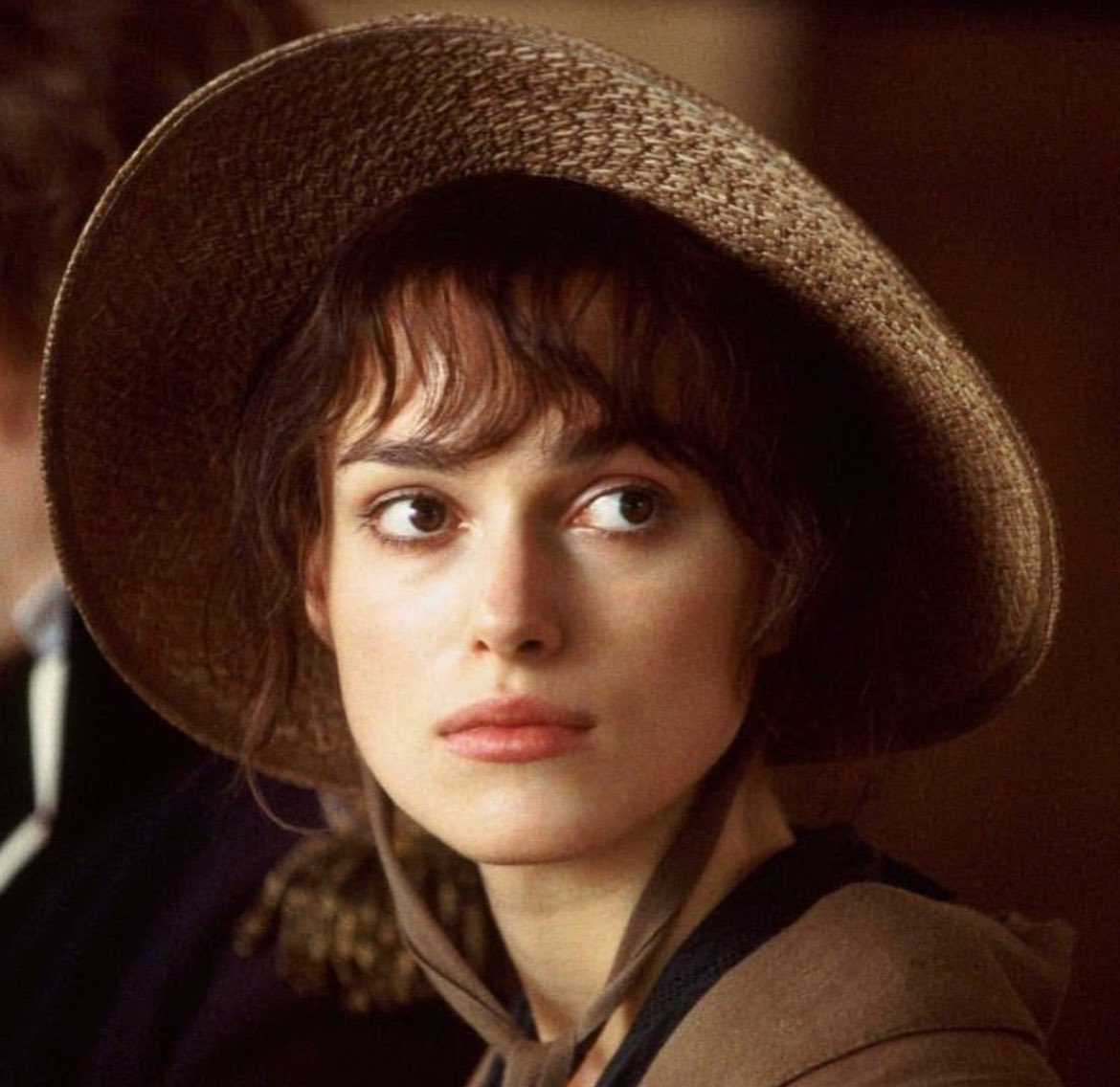 pandp2005's tweet image. #OnThisDay Exactly 20 years ago (July 22, 2004) today, #KeiraKnightley as Miss #ElizabethBennet 👒 &amp;amp; #MatthewMacfadyen as #MrDarcy 🎩 were filming the Hunsford church scene 💒😳😍 with co-star Dame #JudiDench and director #JoeWright &amp;amp;  crew on #PrideandPrejudice2005 set 🎬🎥📷