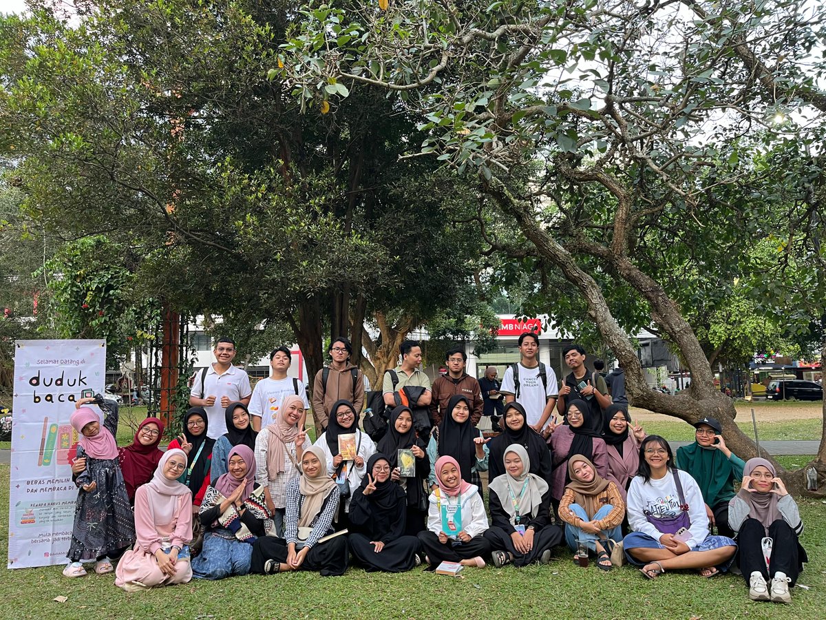 dudukbaca's tweet photo. 🍓 [LAPAK BACA DAN BICARA BUKU] 🍓

Terima kasih kepada semua bacawan yang telah datang berkunjung ke lapak baca dan ikut memeriahkan diskusi buku minggu kemarin

Ditunggu kehadirannya minggu selanjutnya ya🐣💗

#lapakbaca #diskusibuku #buku https://t.co/VyKxV8hGLw