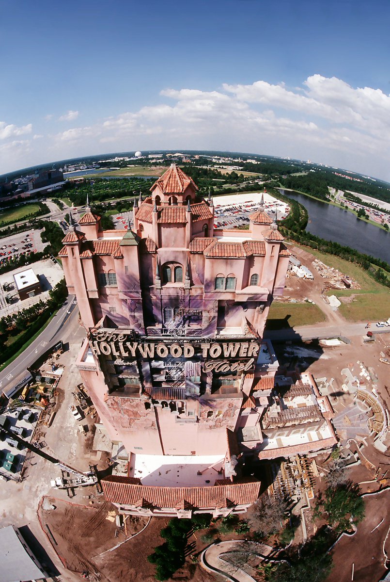 JLHomni's tweet photo. Construction continues with the second wall further down Sunset Blvd in 1994 and a highly unique crane view of the nearly complete ediface.
#HTH30
2|2 https://t.co/67XwbrTira