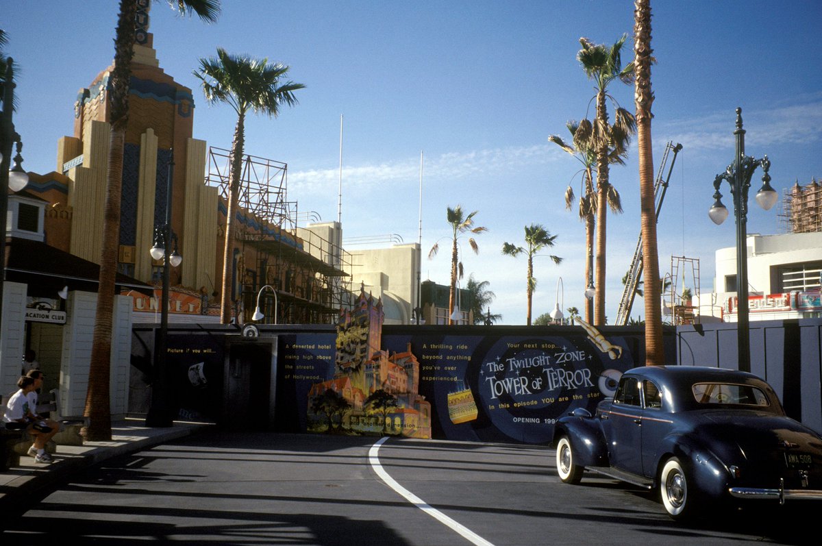 JLHomni's tweet photo. Construction continues with the second wall further down Sunset Blvd in 1994 and a highly unique crane view of the nearly complete ediface.
#HTH30
2|2 https://t.co/67XwbrTira