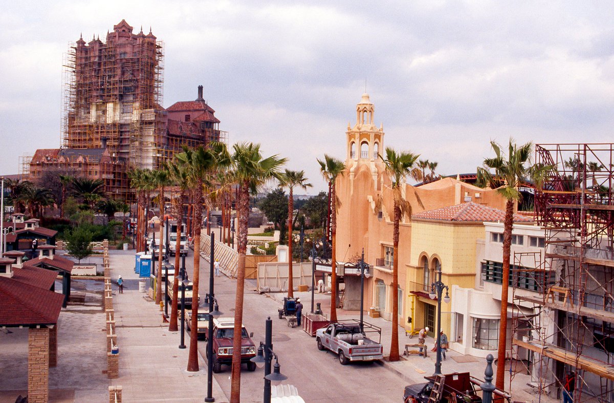 JLHomni's tweet photo. Construction continues with the second wall further down Sunset Blvd in 1994 and a highly unique crane view of the nearly complete ediface.
#HTH30
2|2 https://t.co/67XwbrTira