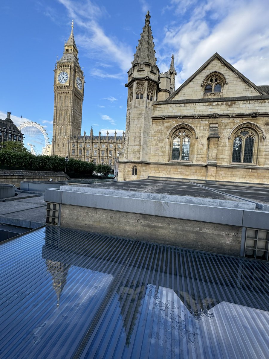 ako1631's tweet photo. 19時を過ぎでも明るいLONDON。何処から観ても街並みは飽きないですね。
またすぐにでも行きたい😮‍💨

#ロンドン
#ビックベン
#サクトモ画 https://t.co/1I6I5IqIv1