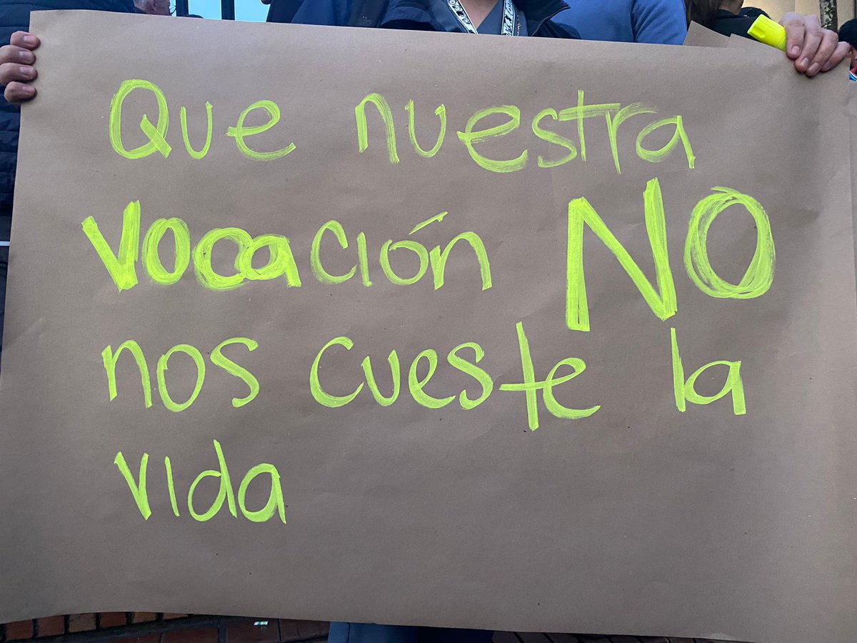 UltimaHoraCR's tweet photo. #BOGOTÁ Así se ve la plazoleta de la Universidad Javeriana en donde a esta hora (6:28 pm) avanza una velatón en honor a la médica residente que se quitó la vida. https://t.co/8YXHQ05VPG
