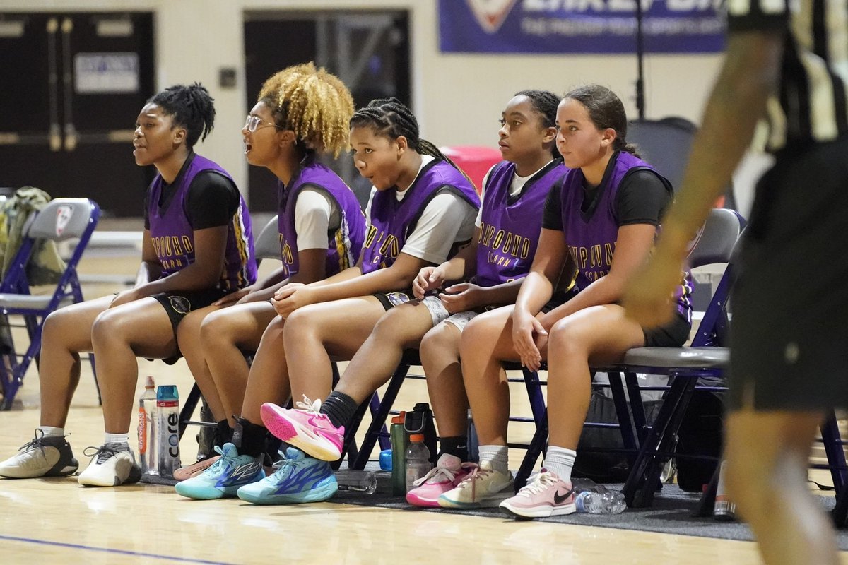 TheCompoundbbal's tweet image. Amazing close to a great season 📈. Tough loss in the championship. Many things to look forward to for next season. 💜 I’m so grateful for this group of athletes‼️ I love my girls 🤞🏾🫶🏾. I’m so proud. 

Team Carn 2024 ♾️💛