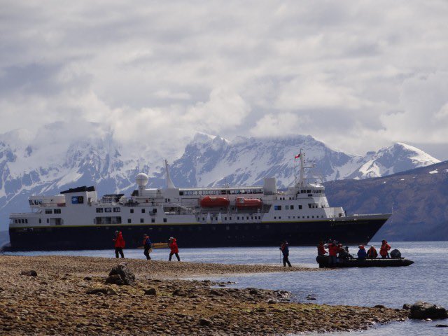 MaxMoralesChile's tweet image. Aca están las fotos de un #Condor y #Pinguino que tome en #ParqueKarukinka en mi ultima travesia como #winespecialist del Crucero National Geographic Explorer en la #Patagonia #Fotografo #Photographer #NatGeoExplorer @LindbladExp