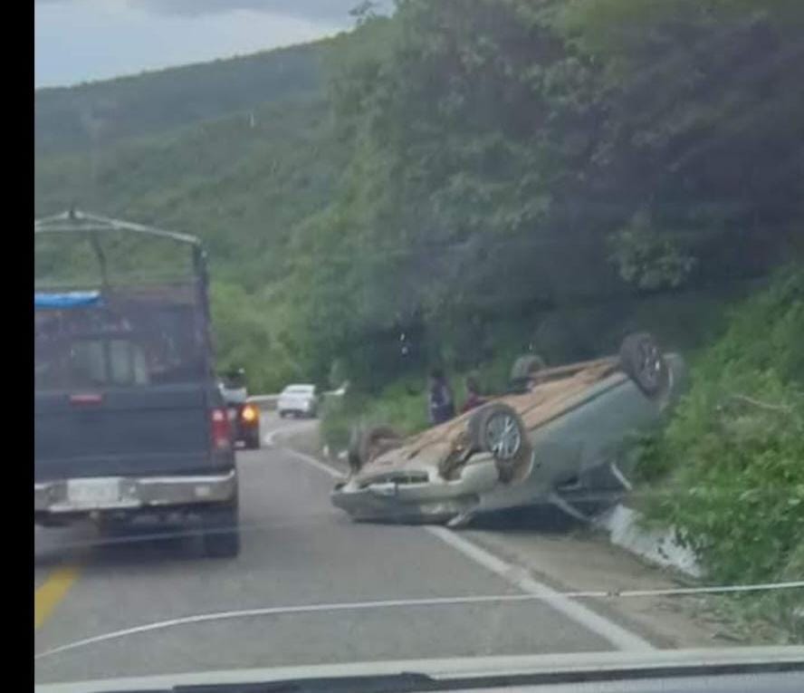 ContraProMx's tweet photo. 🚨#Precaución Reportan que sobre la carretera federal 175,  cerca del paraje #ElEstudiante con dirección a #Ixtlan, se registro la volcadura de un auto; los cuerpos de seguridad se trasladan para el auxilio de los afectados. #Oaxaca https://t.co/nVfNmiJVo4