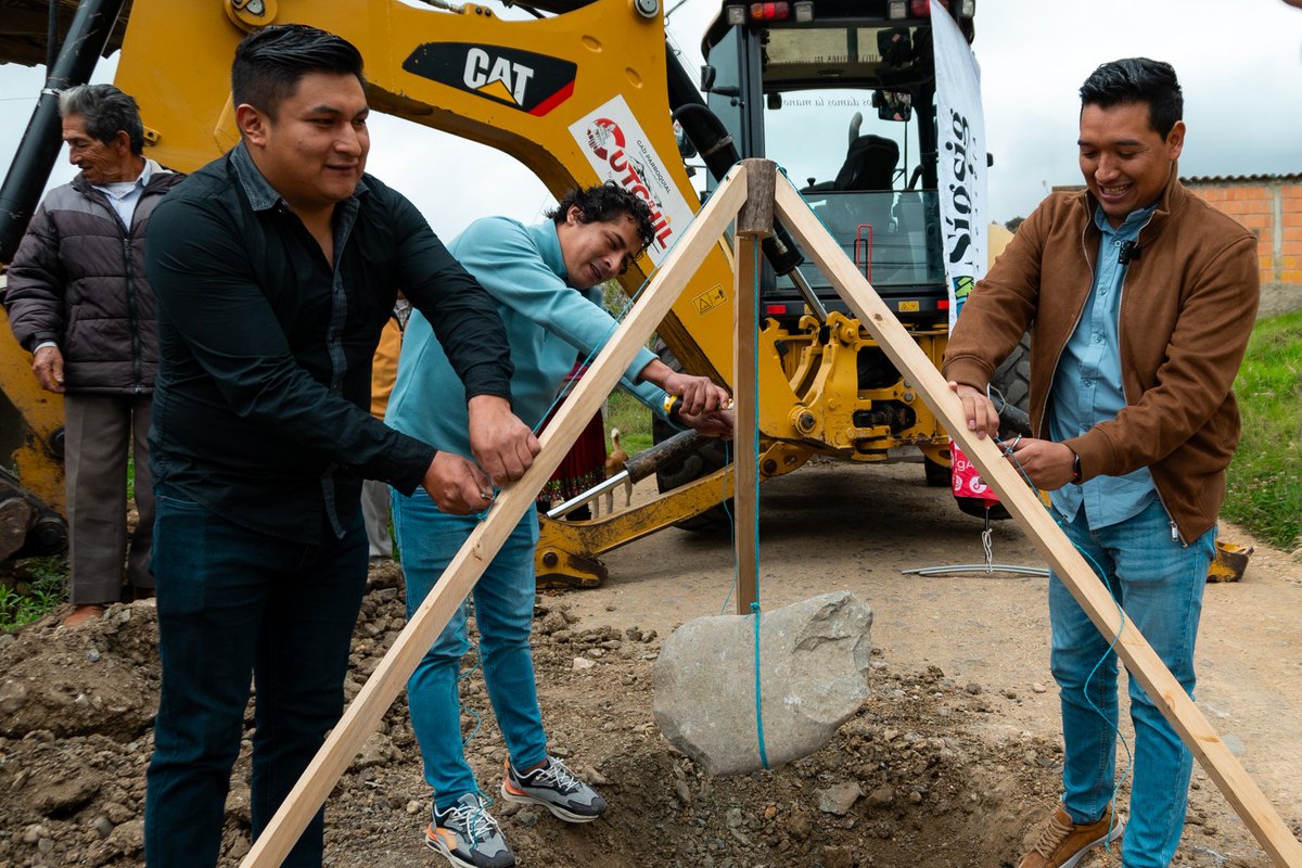 Daviduchitanga's tweet photo. Pensamos en el futuro de nuestras próximas generaciones: comenzamos la construcción del alcantarillado para el centro urbano de la parroquia de Cutchil, ¡junto a nuestra Gente! 🫶

Pd: La planta de tratamiento será una realidad. Cuando hacemos una obra, nos aseguramos de hacerla bien hecha, sin dejarla a medias. 😉
@tomebamba 
@LaSuprema961