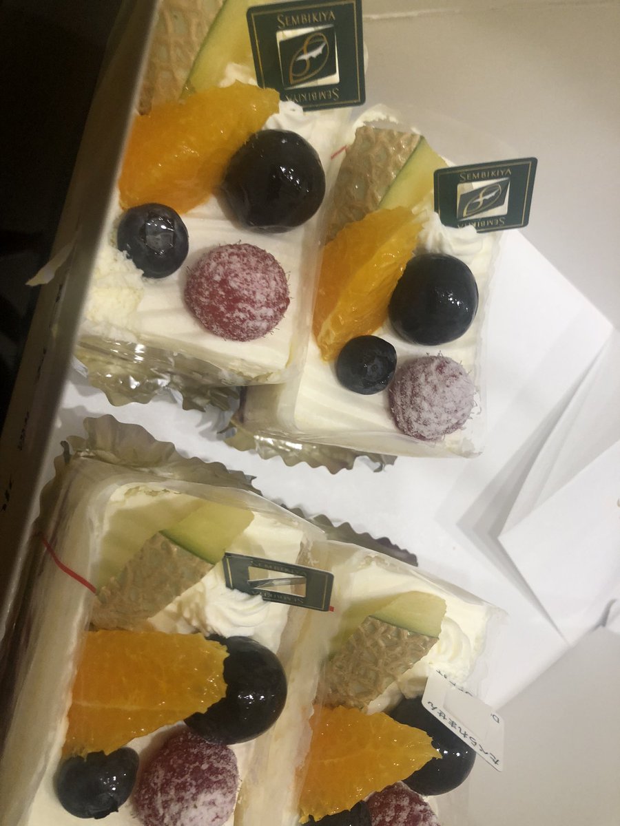 ちょっと遅くなりましたが今月の19日に、さき、誕生日迎えました🥰🥰🥰

これはミスターと女の子が買ってきてくれて一緒に食べたやつ✌🏻✌🏻✌🏻