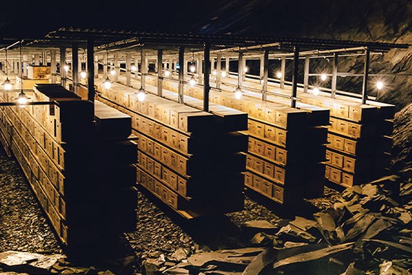YoukuroCosplay's tweet photo. @LeeandLie As you do, dream fondly of the aged cheddar cheese in the slate mines of Snowdonia, Wales UK. https://t.co/CxH5EezHlX