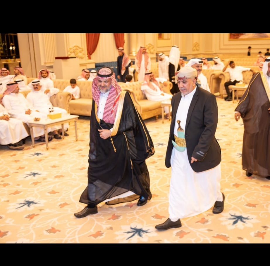نحن في عز وشموخ ورؤسنا مرفوعه في بلاد الحرمين الشريفين والحمدلله رب العالمين لم نخضع للحوثي واذنابه مثلكم  ياعملاء ايران ،،،
#ولابد_من_صعده_ولوطال_السفر
