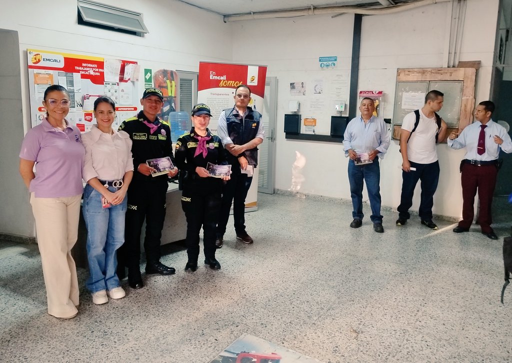 AlternativaPaz's tweet photo. La Unidad de Seguridad  de @EMCALIoficial realiza  acompañamiento a la campaña de control disciplinario"Cero tolerancia con el Acoso- Recuperemos el Respeto " con el apoyo de Patrulla Purpura @PoliciaCali,Personería Mpal y otras áreas de EMCALI. https://t.co/Rl9gFq7uI8