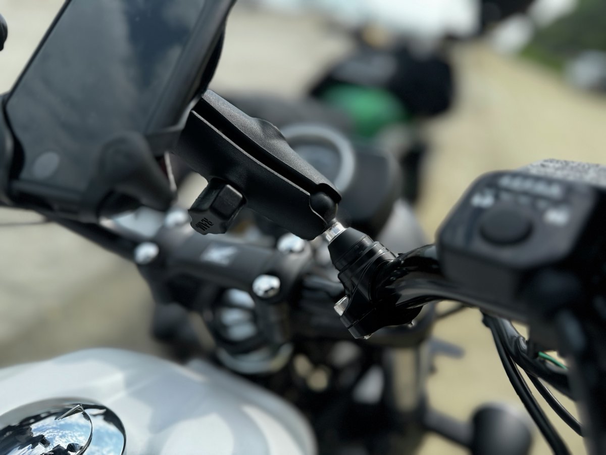 plot_touring's tweet image. プレミアムスマホホルダーのラムマウント
振動軽減モデル「PLOTオリジナル防振クランプベース」を使ったコンボは、今まで通りのRAMのサイズ感を維持しつつ防振機能が高められ大切なスマホを守ります😎
#ラムマウント #RAMMounts #スマホホルダー #バイクスマホホルダー #振動軽減 #プロトツーリング部