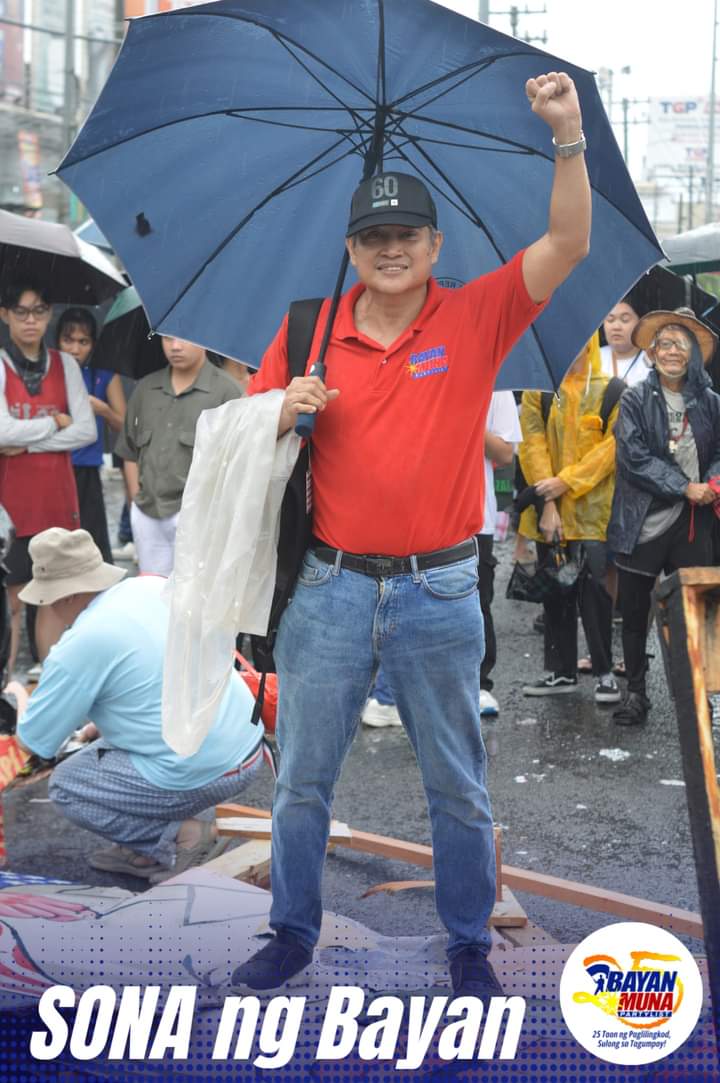 BayanMuna's tweet photo. Ilan pang larawan sa maulan ngunit naglalagablab na pagtindig at paglaban!
#PeoplesSONA #SONA2024 #SONAngBayan #bayanmuna25 https://t.co/iJYzrWMPNb
