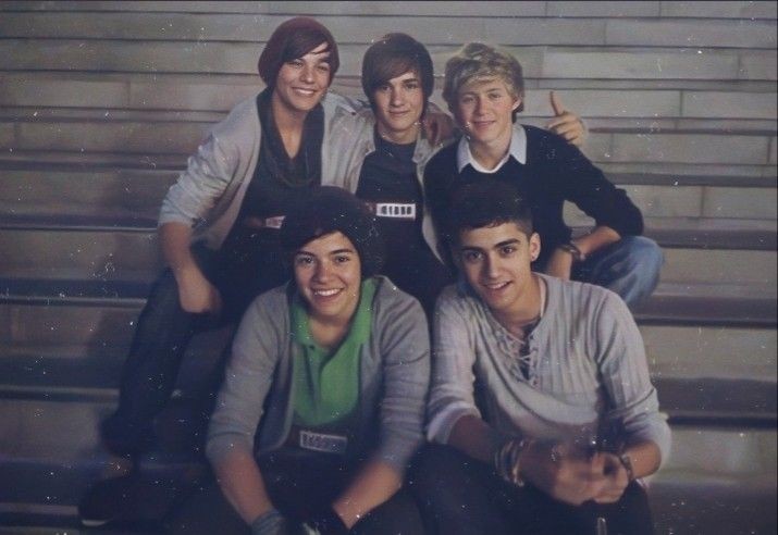 Hoy hace 14 años, Jay tomaba esta foto de nuestros chicos de las escaleras! 🤧❤️
#14YearsOfOneDirection
#OneDirection 
<a href="/onedirection/">One Direction</a>
