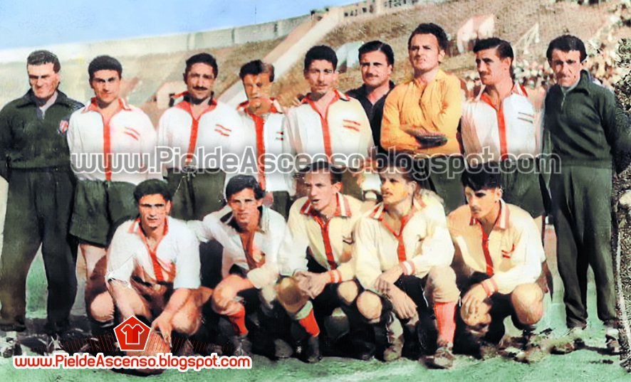 🖼️📷#PintandoAscenso 
1958 División Aficionados 
Formación de Juventud de Bernal vs Deportivo Español en el estadio de Huracán. 
<a href="/Juvendebernal/">Club Juventud de Bernal</a>