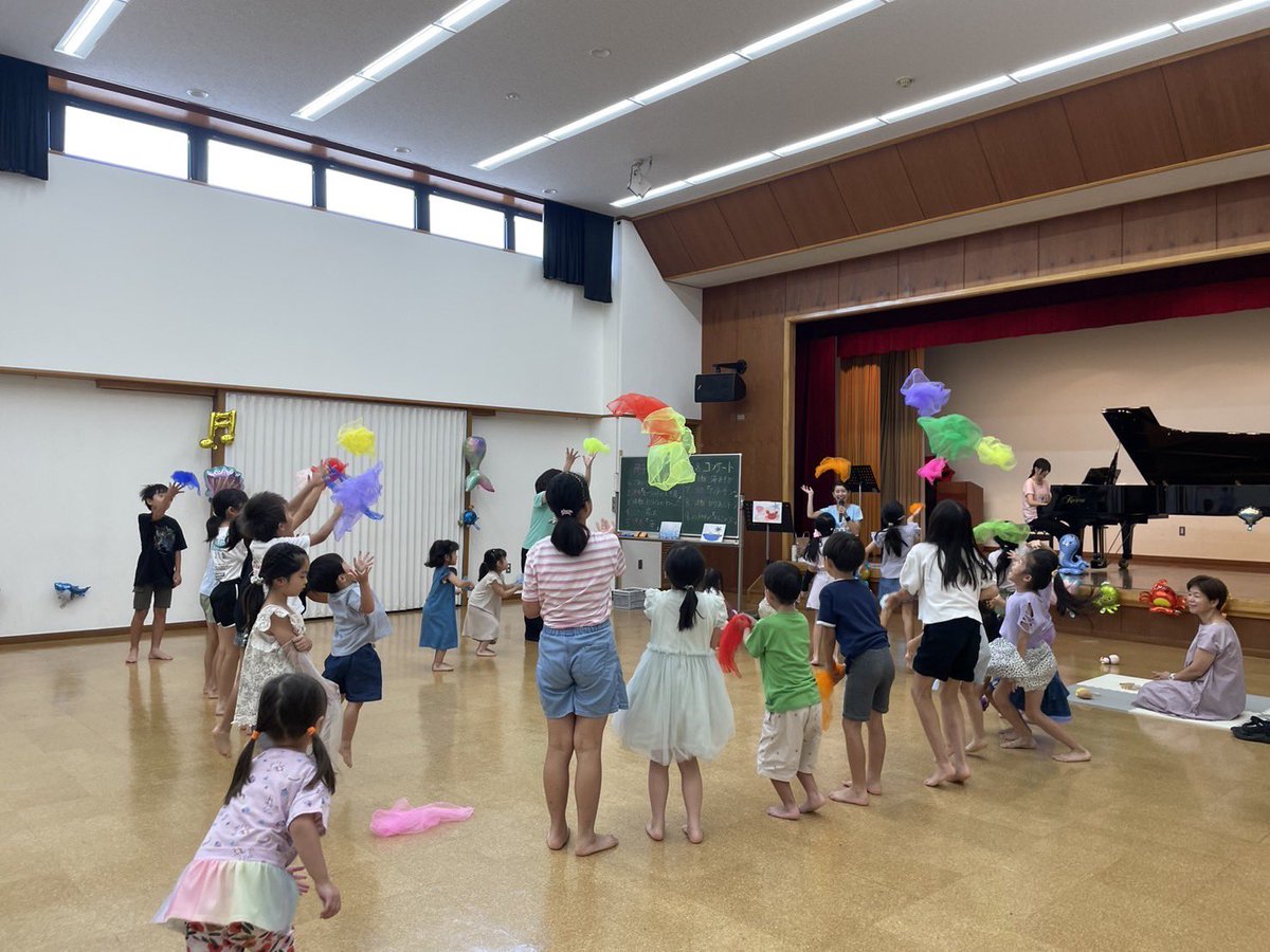 RYOKO_HASE's tweet photo. 先日、ピアノ講師仲間と一緒に親子でリトミック＆コンサートを開催しました。

たくさんの方にご来場いただき、お子さん達は汗だくになるほど本気で取り組んでくれました😊

#リトミック　#ピアノ #連弾　#リレー連弾　#長谷川音楽教室  #松戸市のピアノ教室　#高塚新田のピアノ教室 https://t.co/mmRJmemNvb