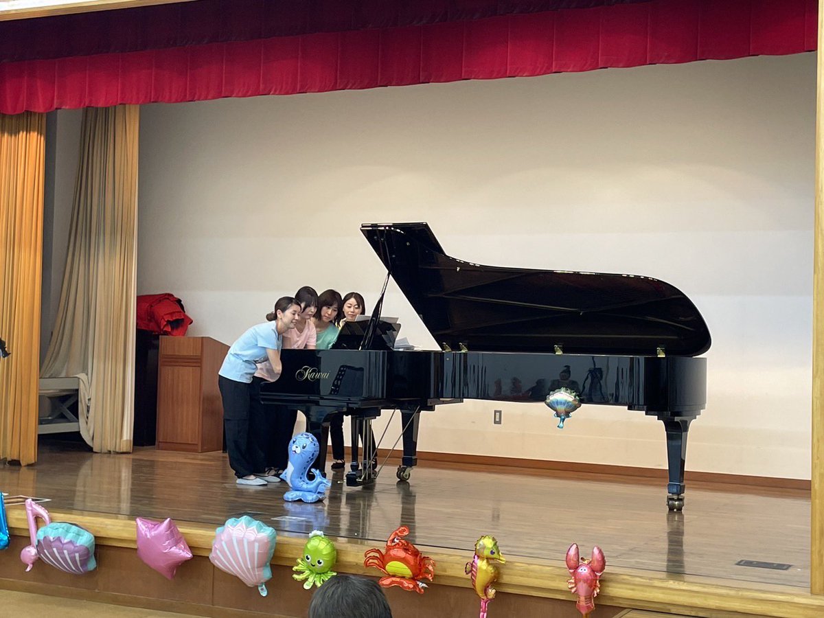 RYOKO_HASE's tweet photo. 先日、ピアノ講師仲間と一緒に親子でリトミック＆コンサートを開催しました。

たくさんの方にご来場いただき、お子さん達は汗だくになるほど本気で取り組んでくれました😊

#リトミック　#ピアノ #連弾　#リレー連弾　#長谷川音楽教室  #松戸市のピアノ教室　#高塚新田のピアノ教室 https://t.co/mmRJmemNvb