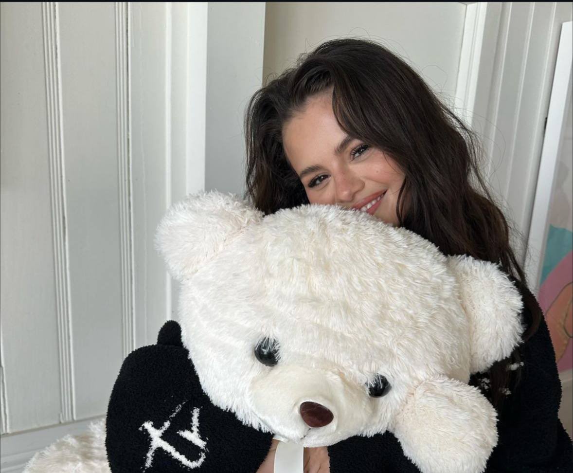 selegendipity's tweet photo. im gonna cry she is so cute 😭 https://t.co/mP6CTywTPw