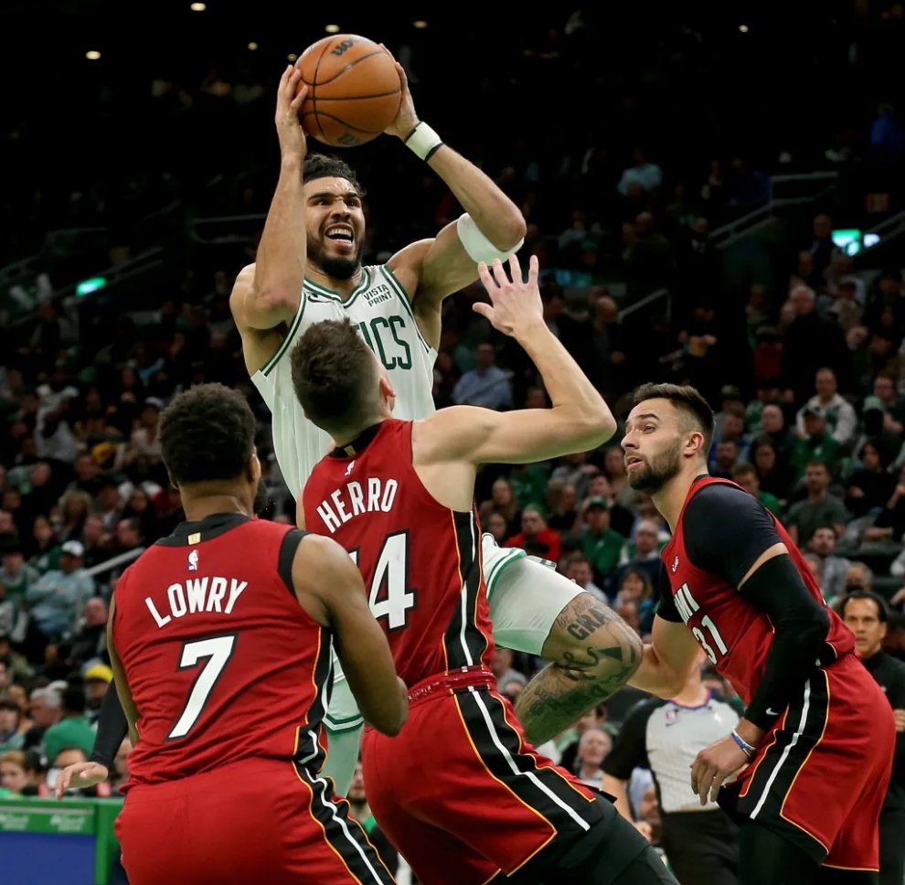 explorer_eli's tweet image. Jason Tatum dazzles with 49 points as the Boston Celtics triumph over the Heat 134-121!  #CelticsWin #NBA #TatumTime #BostonCeltics bostonherald.com/2022/11/30/gal…