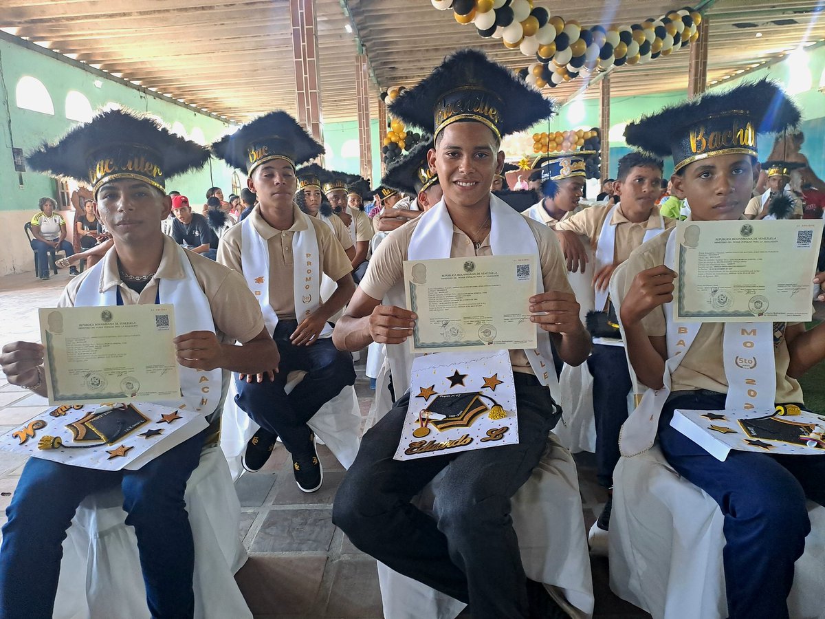 info_mppe's tweet photo. ✅📝 #NotiMPPE | Con amor y alegría se realizó el acto de graduación de Bachilleres de la UEN Jesús Ignacio Iturzaeta del Municipio Costa de Oro, Edo. #Aragua 📜🎓
Cortesía: ➡️ @CDCEAragua
@_LaAvanzadora
@MPPEDUCACION
#GenteDePaz https://t.co/3rlHSMF92A
